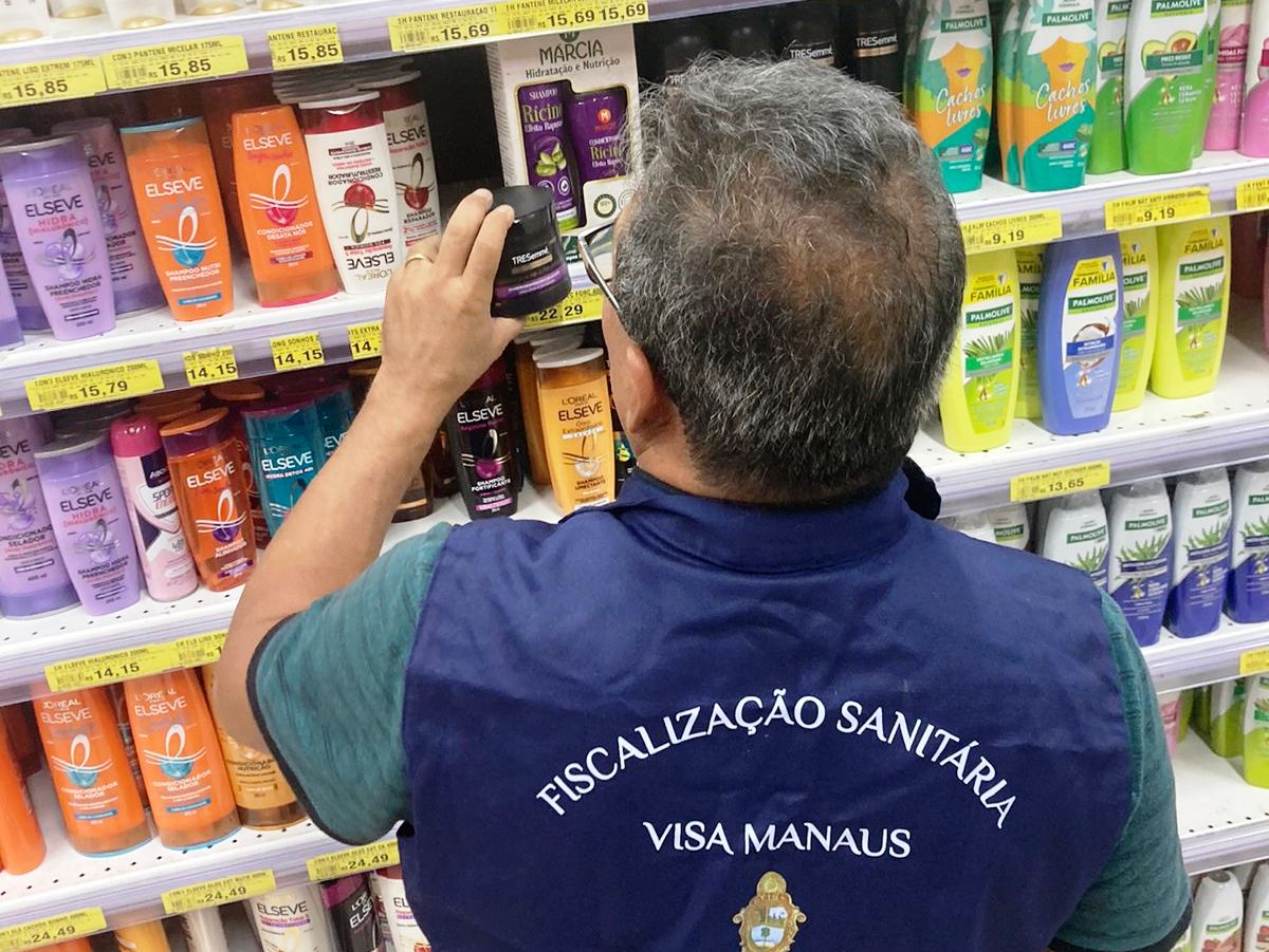 Mais de 400 itens na fiscalização sanitária com foco em pomadas de cabelo são interditadas