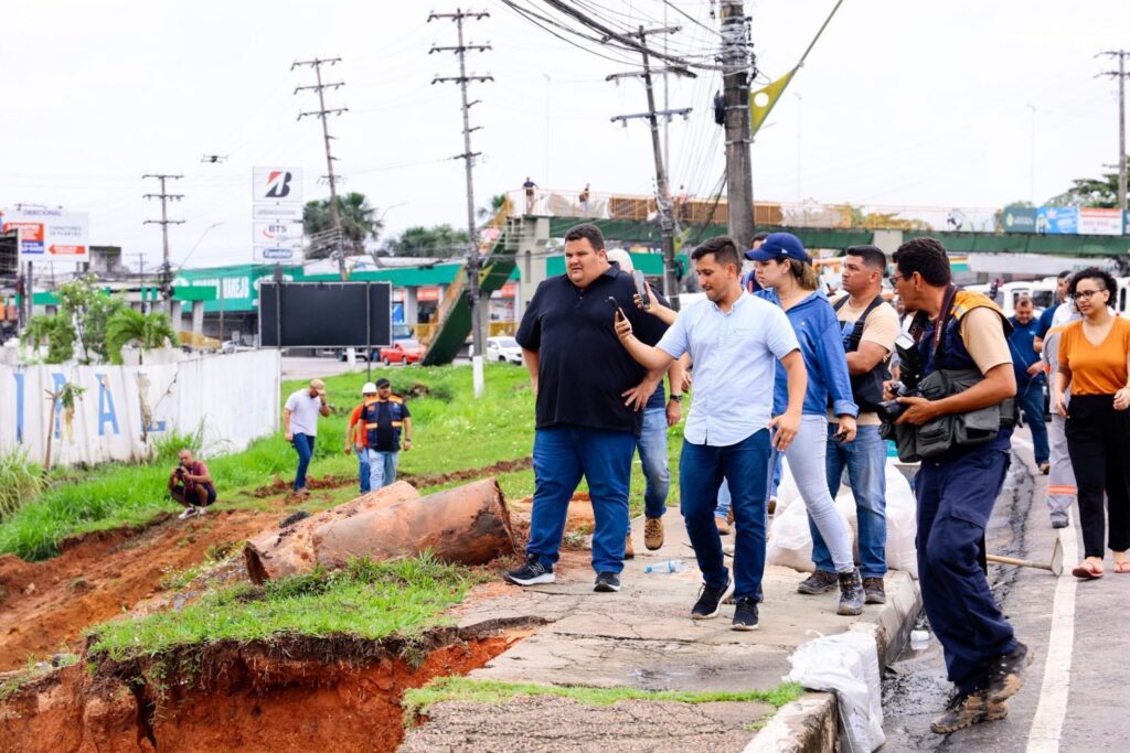 Prefeitura inicia trabalho emergencial em na avenida Torquato Tapajós
