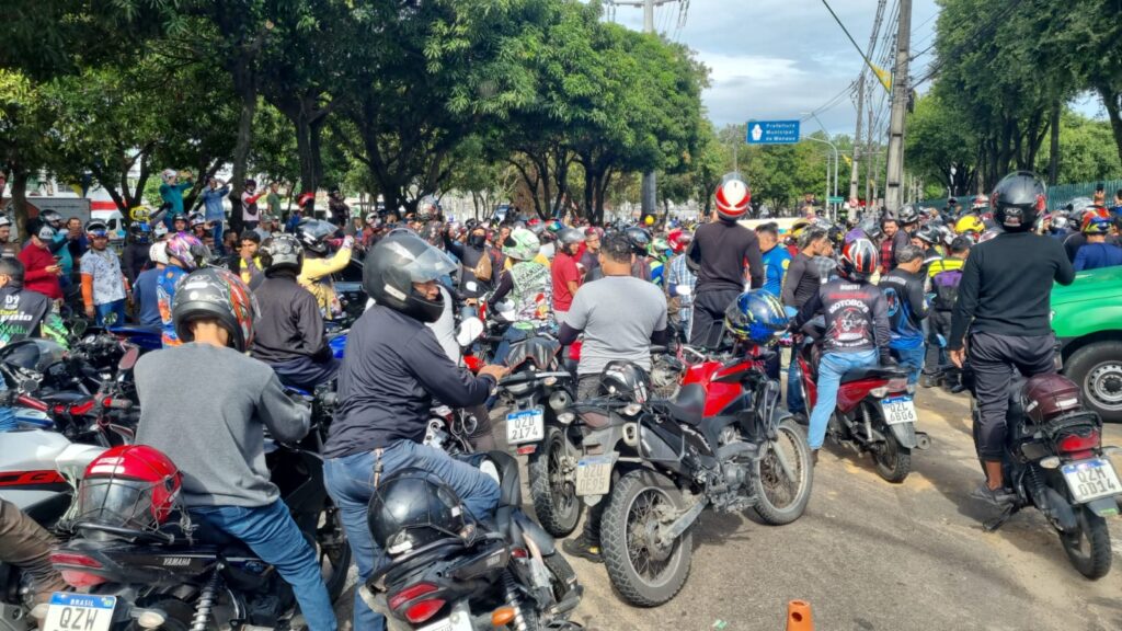 Mototaxistas fazem manifestação e fecham Avenida Brasil em Manaus