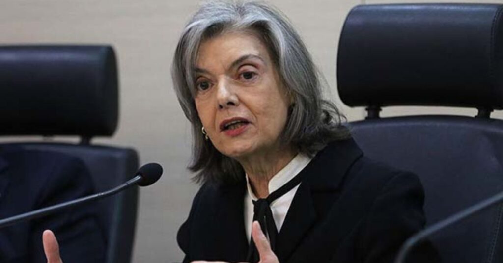 Cármen Lúcia envia para 1ª instância pedidos de investigação contra Bolsonaro