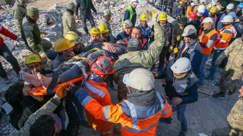 Família na Turquia é resgatada com vida 5 dias depois do terremoto