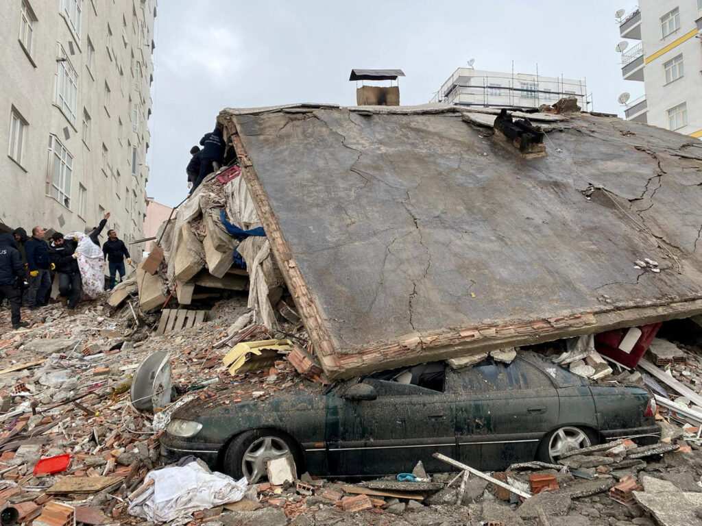 Novo terremoto na Turquia mata uma pessoa e destrói mais prédios