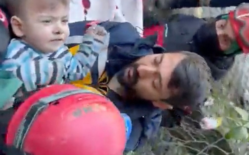 Criança é resgatada após 79 horas de terremoto na Turquia