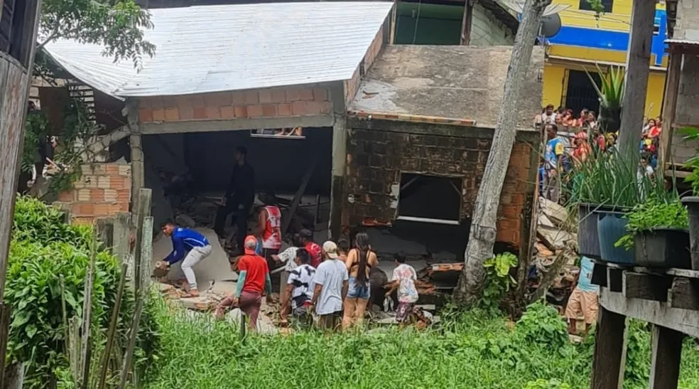 Uma criança de 4 anos morreu esmagada após o desabamento de uma casa de alvenaria no município de Maraã, no interior do Amazonas, nesta quarta-feira (22). Segundo a Defesa Civil do município, fortes chuvas causaram o desabamento do imóvel. Casa desaba e criança de 4 anos morre esmagada no Amazonas Ainda segundo o órgão, a casa não foi construída adequadamente no local e que na tarde desta quarta devido as fortes chuvas o barranco cedeu, causando desmoronamento da estrutura.