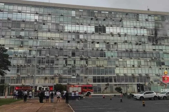 Incêndio atinge prédio do Ministério da Defesa; não houve vítimas
