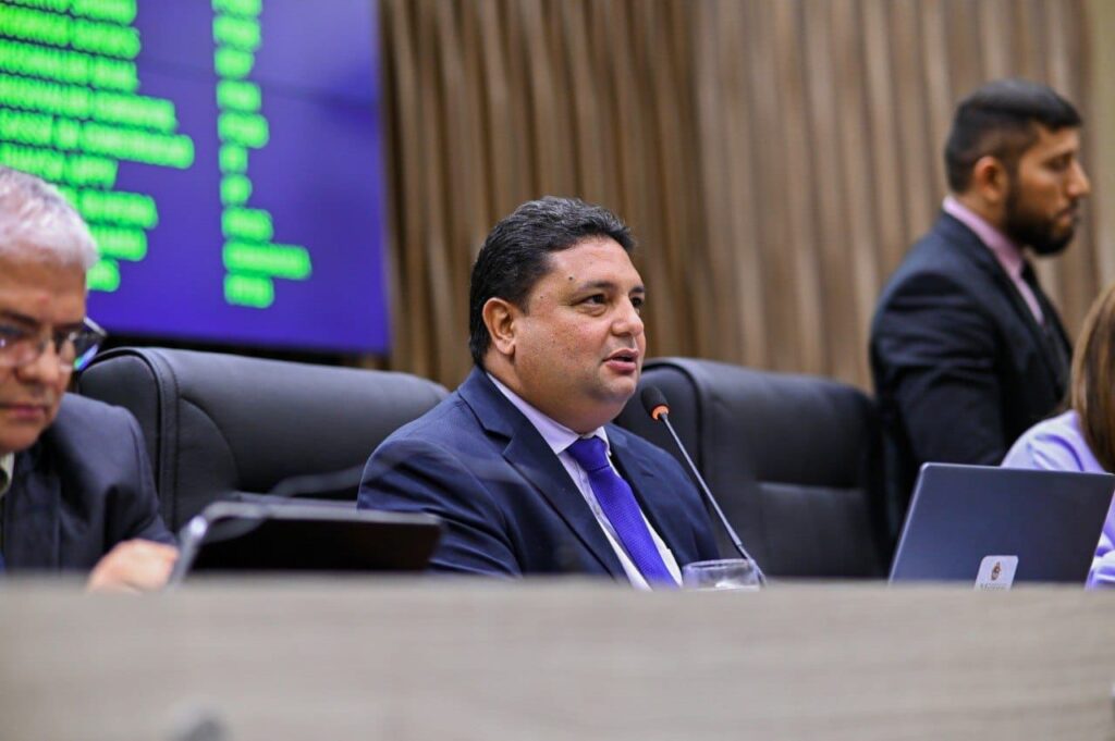 De autoria do vereador Caio André (PSC), presidente da Câmara Municipal de Manaus, o Projeto de Lei (PL) 375/2022, que proíbe a instalação de medidores aéreos de energia na capital, recebeu parecer favorável da 2ª Comissão de Constituição, Justiça e Redação (CCJR) da Casa nesta quarta-feira (08/03). O projeto, que vem avançando depois do pedido de celeridade feito por Caio André, agora retorna ao plenário Adriano Jorge, da CMM, onde deve ser votado pelos parlamentares na próxima semana. “Hoje foi um dia proveitoso, conseguimos analisar projetos como o do vereador Caio André, da questão do medidores e fios elétricos espalhados por Manaus. Uma pauta atual e que vem causando revolta na população e que hoje podemos dar seguimento aqui dentro da casa” afirmou o vereador Gilmar Nascimento (União Brasil), presidente da CCJR. Para Caio André, além da poluição visual causada pelos medidores, os fios que ficam expostos por conta do serviço realizado pela concessionária, causam insegurança para a população. “O prejuízo é muito grande. Nós temos visto diariamente a empresa insistindo em mudar os postes para colocar esse medidores aéreos e a população se revoltando a cada dia se colocando contrária a esse tipo de ação”, afirmou o presidente da CMM. O PL do presidente da CMM acrescenta ao artigo 1º da Lei Municipal nº 2.208/2017, onde fica proibida a instalação de sistemas de medição de energia elétrica, externos ou centralizados, fixados nos postes de energia elétrica, ressalvadas as caixas de passagem de energia elétrica, transformadores e cabeamento de internet e TV a cabo, desde que seja observado um raio de 500 metros entre um e outro, para evitar poluição visual. O vereador manifestou apoio aos moradores do bairro Dom Pedro, zona centro-oeste, que realizaram uma mobilização pacífica na manhã da última sexta-feira, três de março.