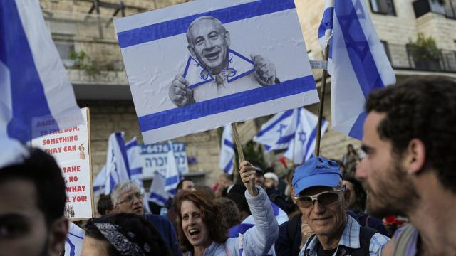 Netanyahu faz recuo estratégico e adia reforma judicial em Israel