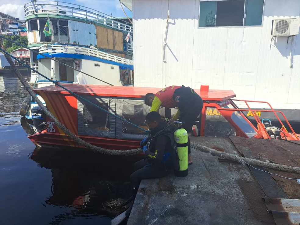 Homem cai de balsa e morre afogado no Educandos