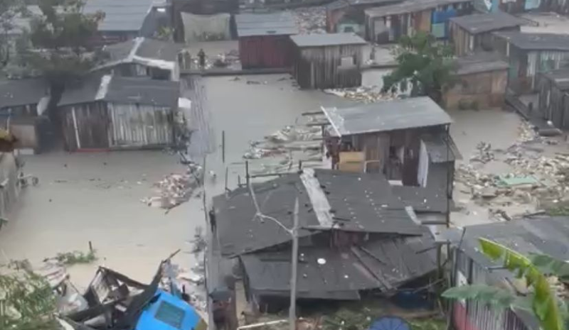 Deslizamento na Comunidade Sharp soterra crianças e moradores são alocados para escola em Manaus