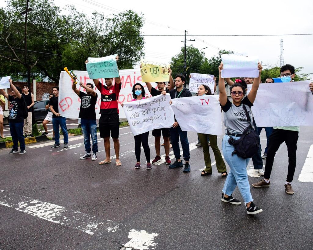 Estudantes da UEA cobram por segurança em protesto no prédio da reitoria