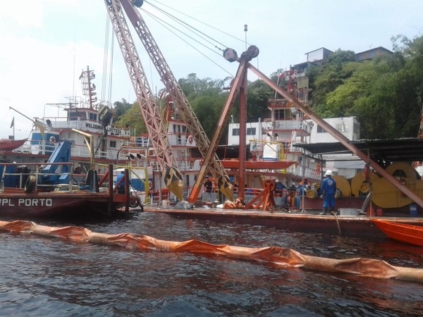 Rebocador afunda e derrama óleo no Rio Amazonas