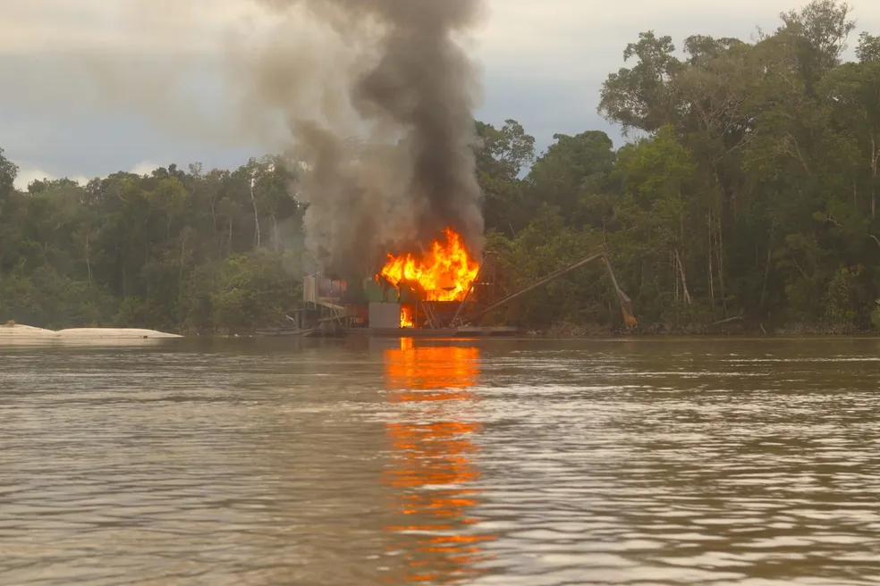 PF incendia dragas usadas em garimpo ilegal no Vale do Javari