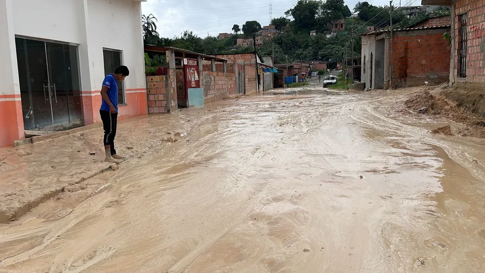 Lama de barranco invade rua na Zona Norte de Manaus