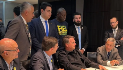 Bolsonaro chega a sede do PL acompanhado de apoiadores e reclama de blindagem