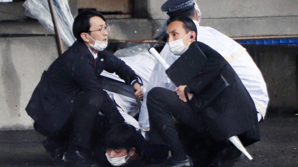 Primeiro-ministro é retirado às pressas de evento depois de explosão no Japão