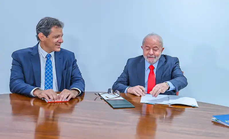 Governo Lula quer atrelar despesas de saúde e educação a gasto por habitante