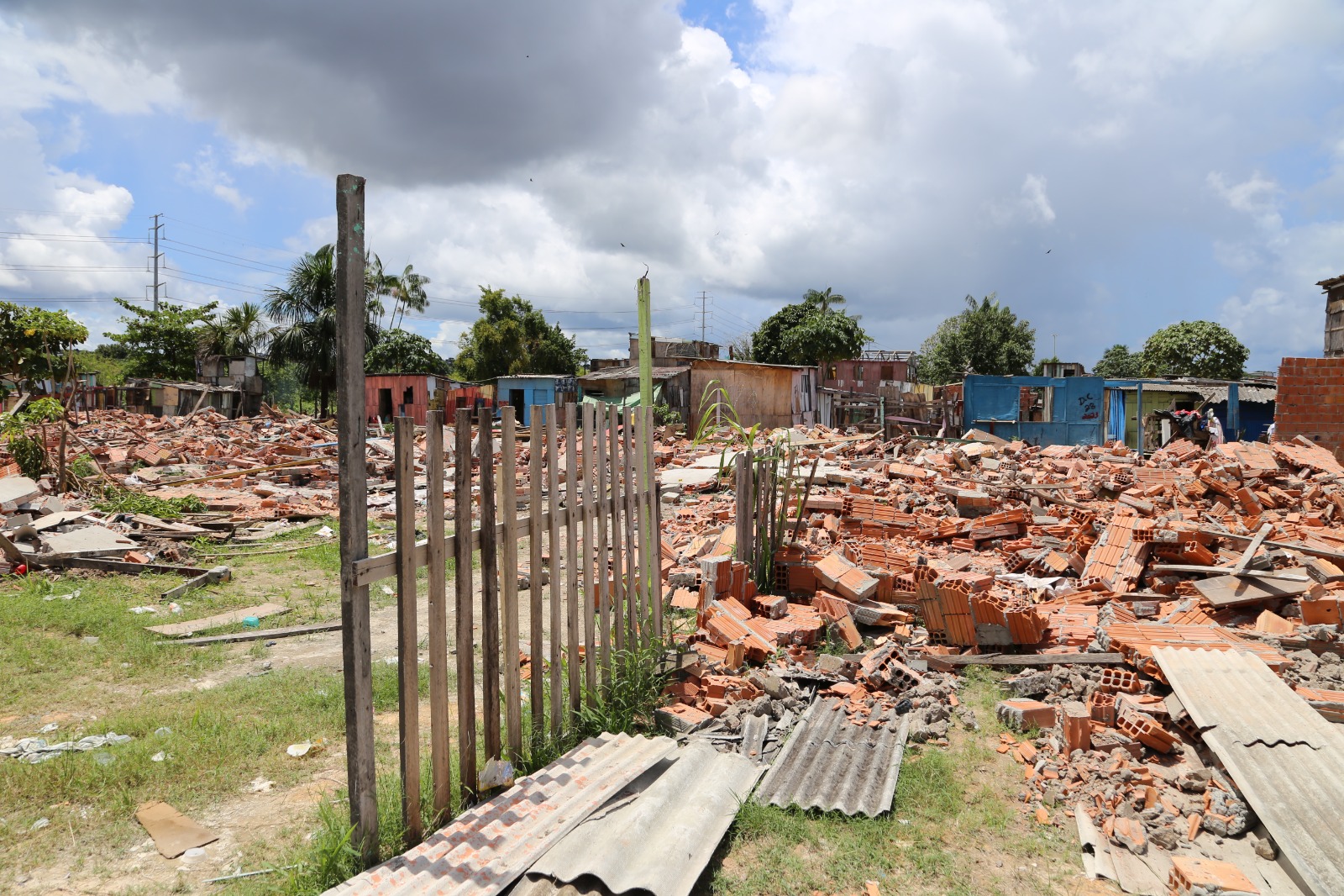 Obra no Parque Gigantes da Floresta incia com demolições em área ocupada irregularmente