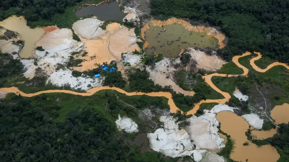 Aeronave é destruída após fechamento do espaço aéreo em terra Yanomami