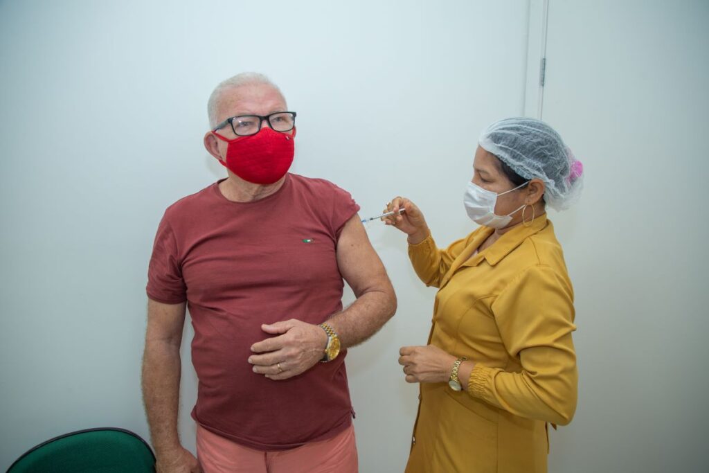 Vacina bivalente contra a Covid-19 para maiores de 18 começa a ser ofertada em Manaus