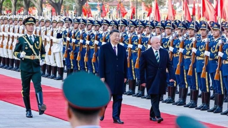 Lula é recepcionado por Xi Jinping no Palácio do Povo em Pequim