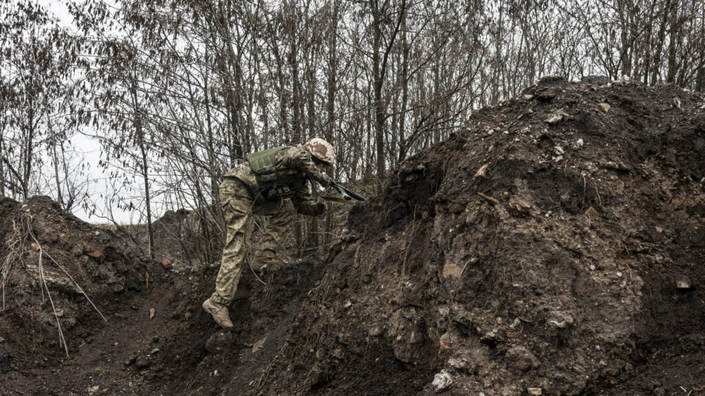 Ucranianos reforçam defesas na fronteira com a Bielorrússia