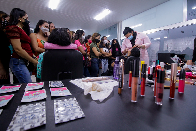 Prefeitura de Manaus divulga lista de selecionados para oficinas de maquiagem