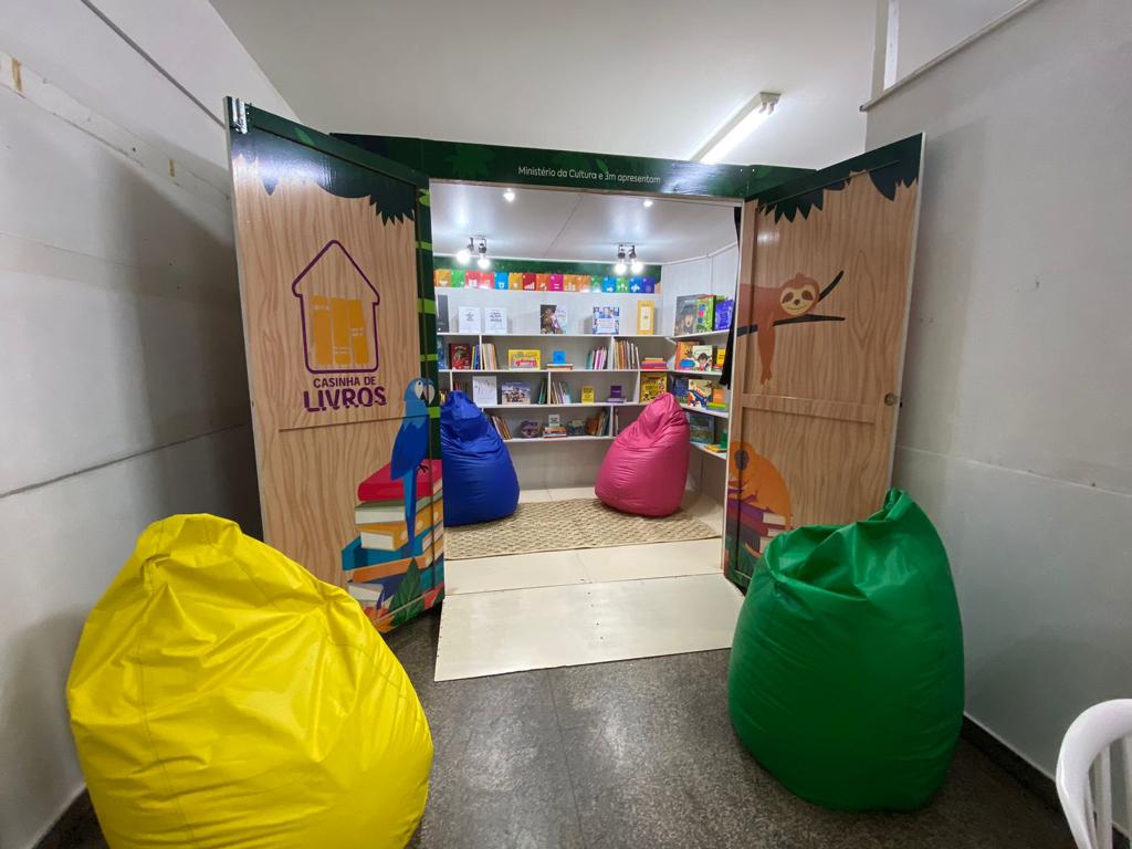 Escolas de Manaus recebem o projeto Casinha de Livros