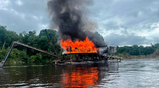 Forças Armadas destroem 29 dragas do garimpo ilegal no Amazonas