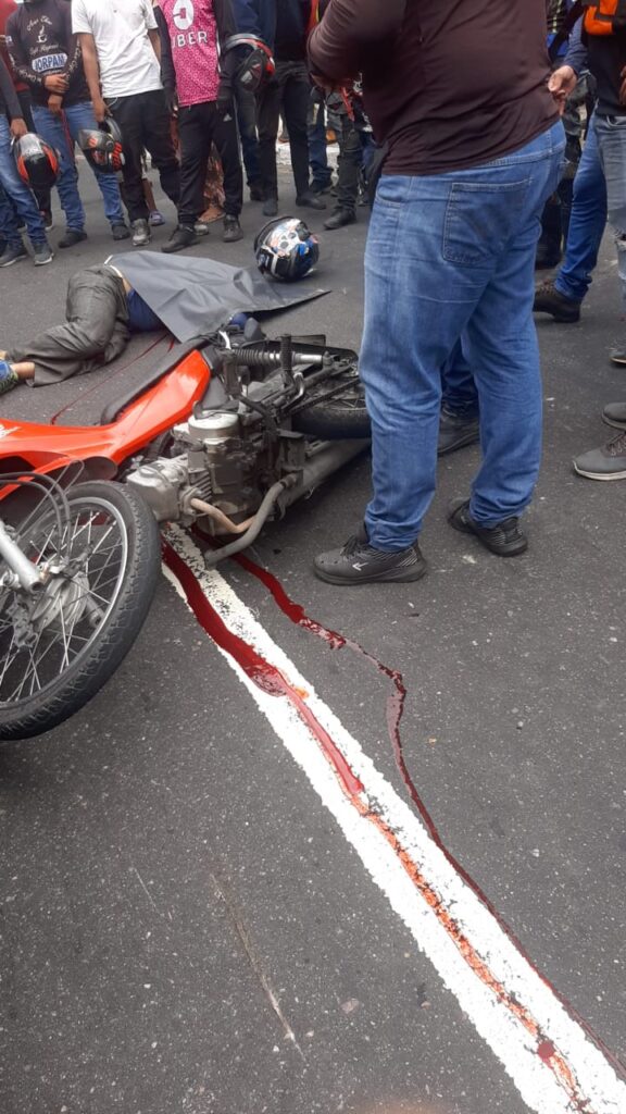 Acidente com motoboy congestiona ruas no Parque 10 em Manaus