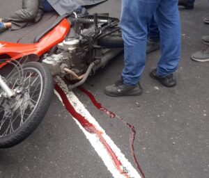 Acidente com motoboy congestiona ruas no Parque 10 em Manaus