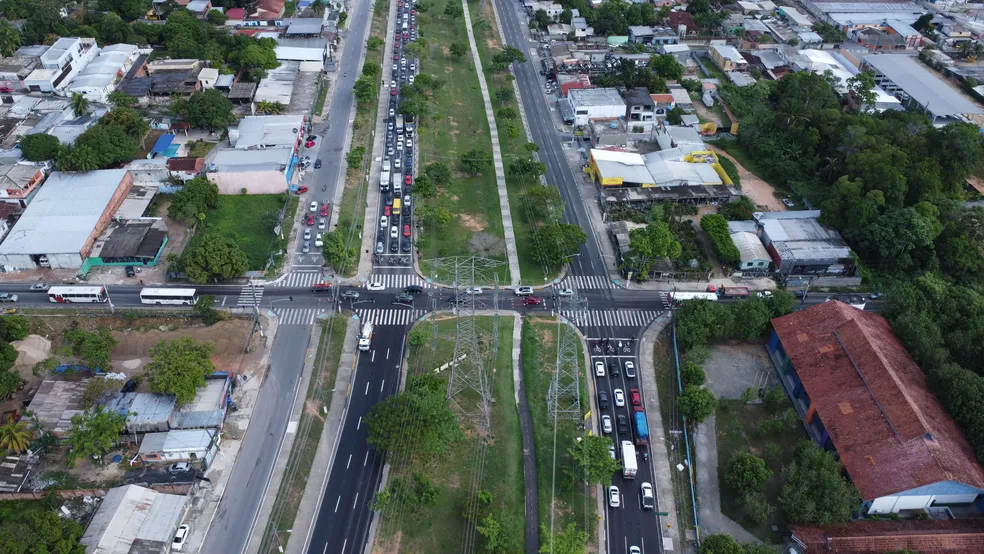 Trecho da Avenida Barão do Rio Negro, próximo a Avenida das Torres, é emterditado