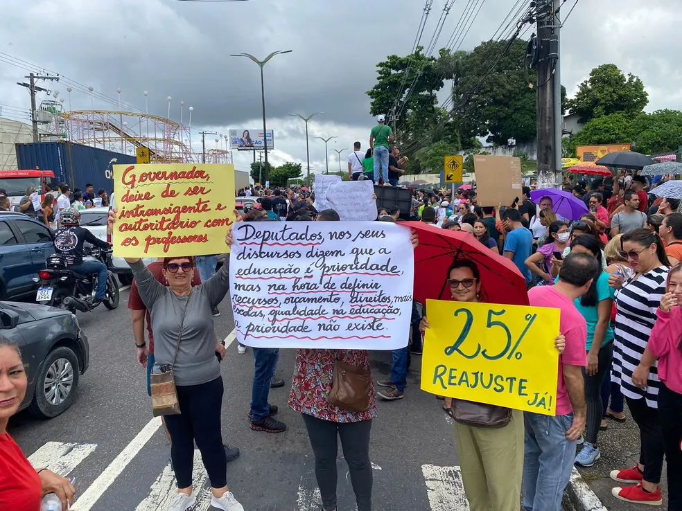 Com professores em greve, Amazonas anuncia retomar aulas on-line