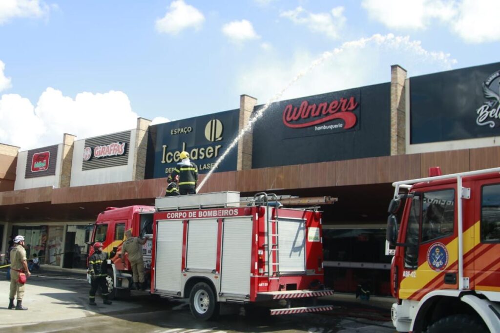 Incêndio atinge duas lojas em centro comercial na Avenida Coronel Teixeira