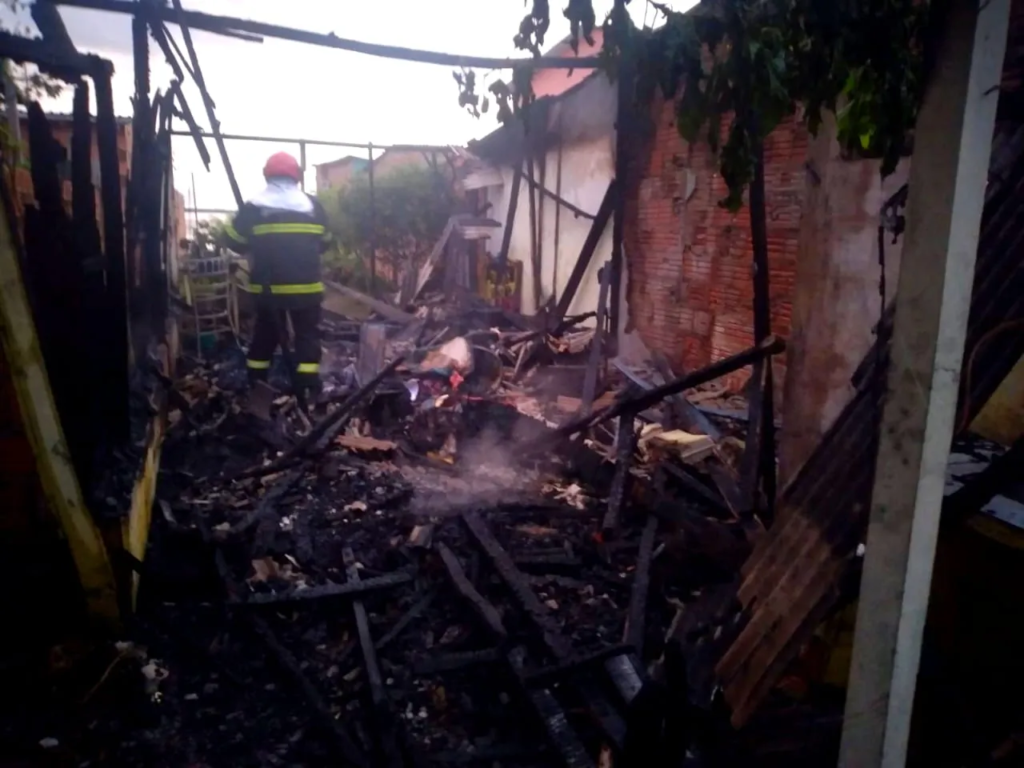 Incêndio destrói casa de madeira em Parintins no Amazonas