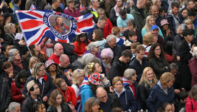 Milhares de pessoas saem às rua para a coroação do rei Charles III