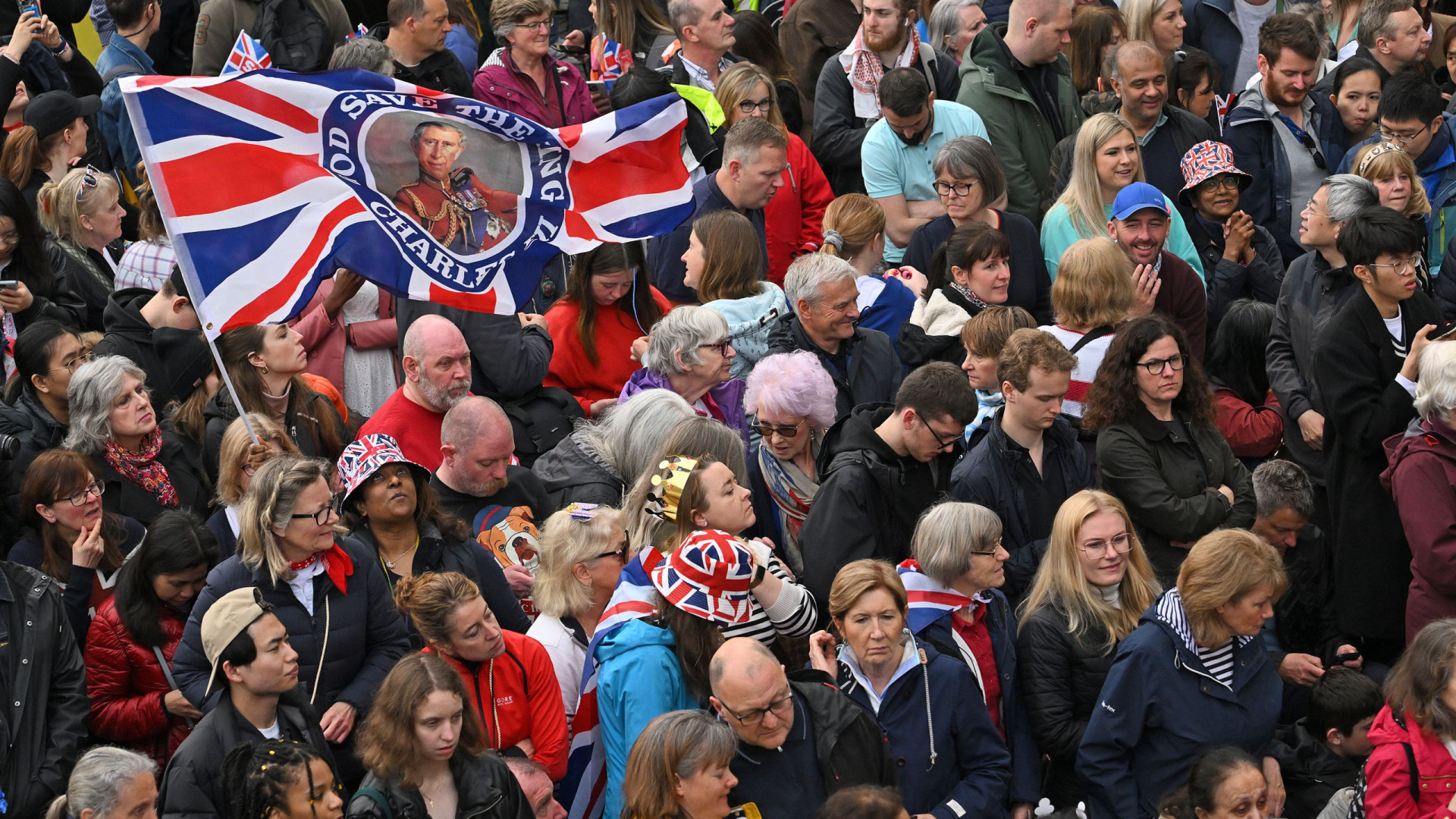 Milhares de pessoas saem às rua para a coroação do rei Charles III