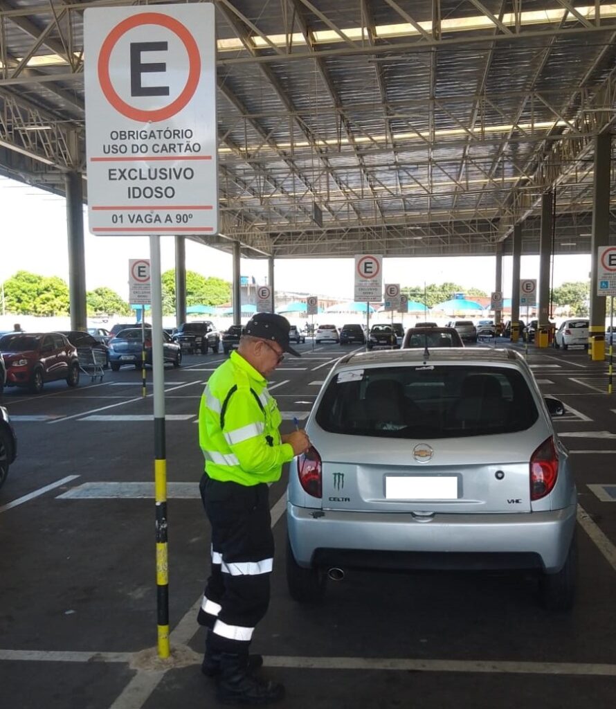 Fiscalização autua mais de 40 motoristas por uso irregular de ‘vagas especiais’