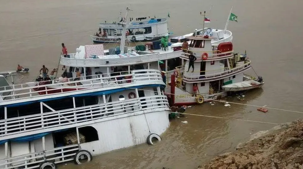 Barco naufraga com alimentos e cidade do AM fica desabastecida