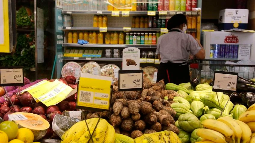 Supermercados seguram leve crescimento das vendas do comércio em abril