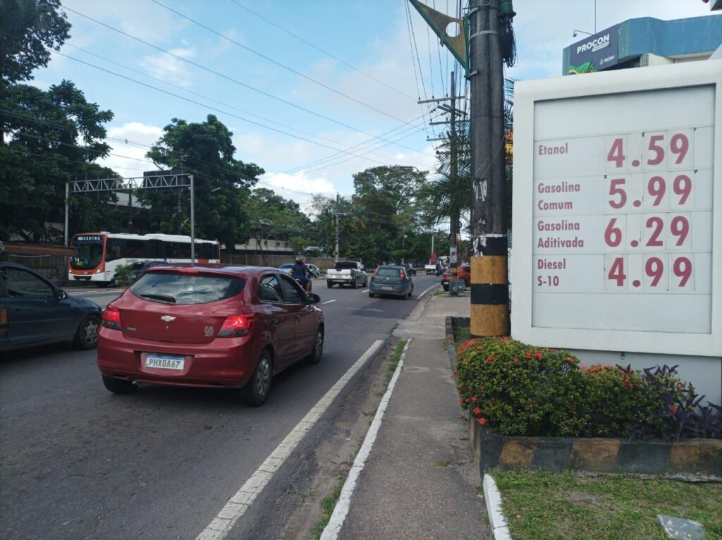 Postos de Manaus mantêm gasolina a R$ 5,99 apesar da redução do preço na refinaria