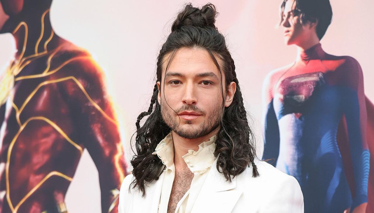 Ezra Miller faz rara aparição pública e a gradece a Warner por cuidado