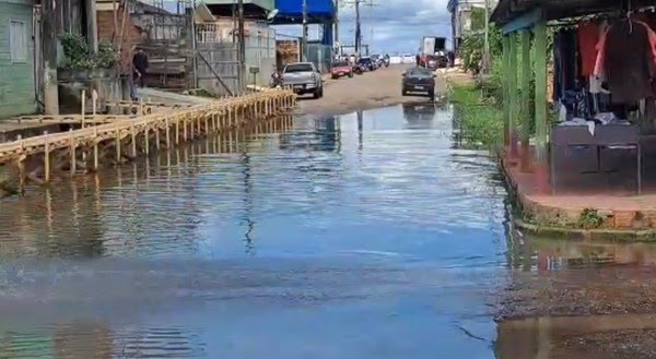 Águas do Rio Solimões sobem e afetam bairros em Manacapuru