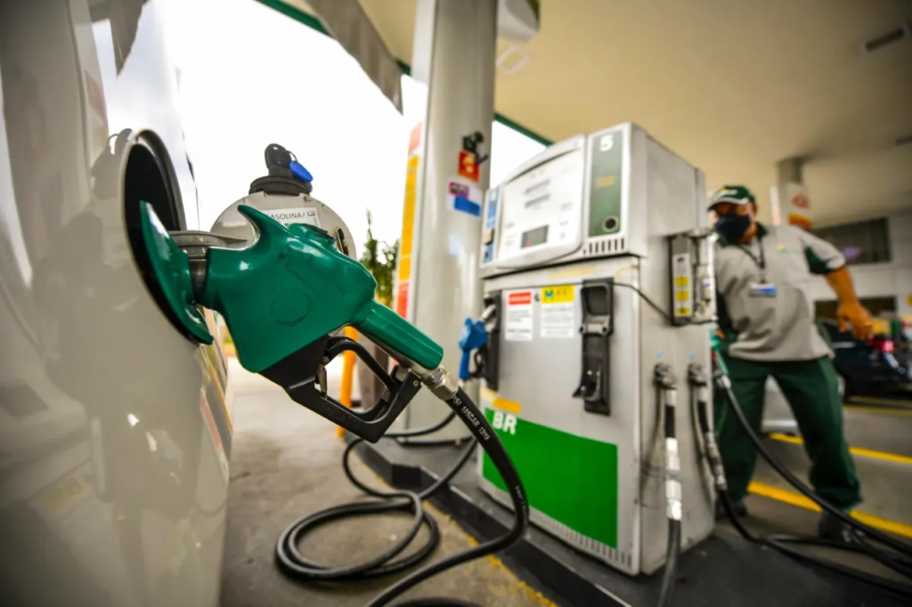 Ream reduz preço da gasolina vendida às distribuidoras