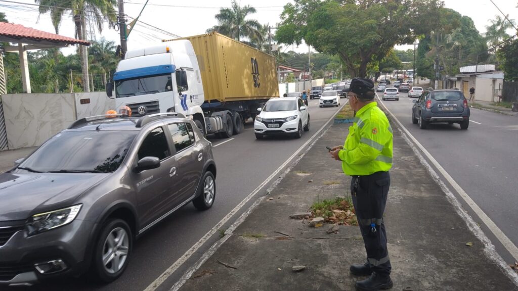 Operação da prefeitura combate circulação irregular de veículos pesados na Ephigênio Salles em Manaus