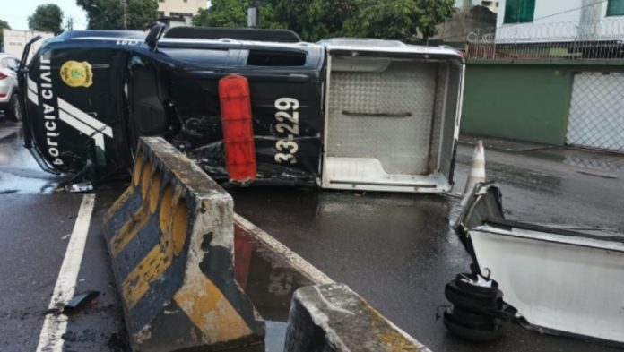 Viatura capota com três policiais e sete detentos a caminho de fórum em Manaus