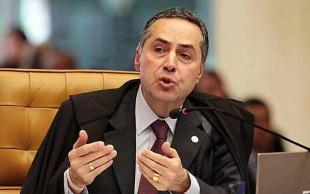 Aliados de Bolsonaro turbinam pedido de impeachment de ministro Barroso