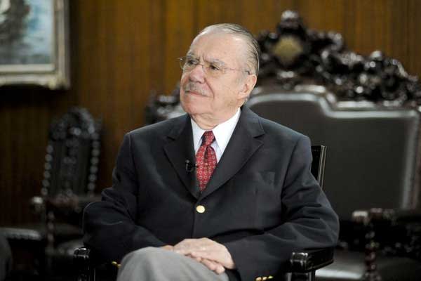 Ex-presidente José Sarney é hospitalizado após tropeçar e cair em casa