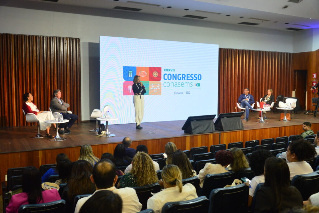 Em congresso nacional, prefeitura relata experiência da Semsa nas imunizações