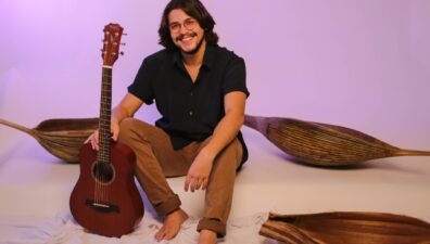 Cantor Santaella comemora 1 milhão de plays e anuncia lançamento de novo single