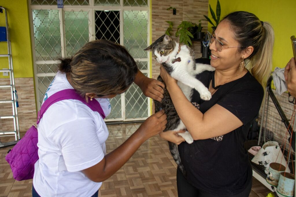 Prefeitura de Manaus intensifica vacinação contra raiva animal em comunidades da zona Leste